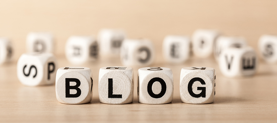 BLOGと書かれた木のブロック