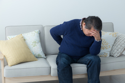 腰痛に悩む男性