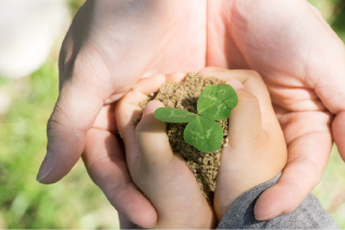 手を合わせる家族
