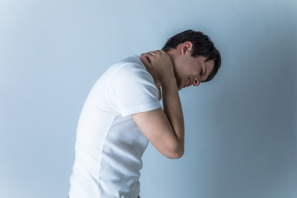 寝違えで首が痛む男性