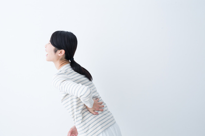 ぎっくり腰で腰が痛い女性