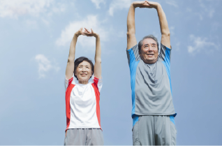 ストレッチをするご夫婦