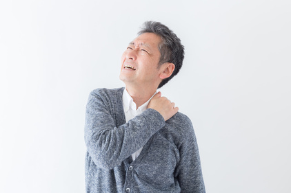 五十肩に悩む男性