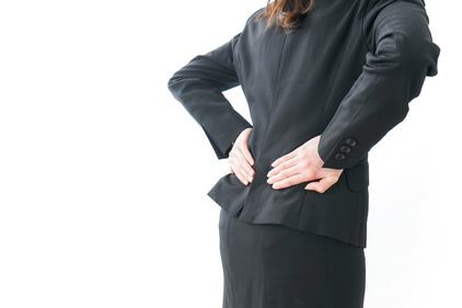 腰痛に悩む女性