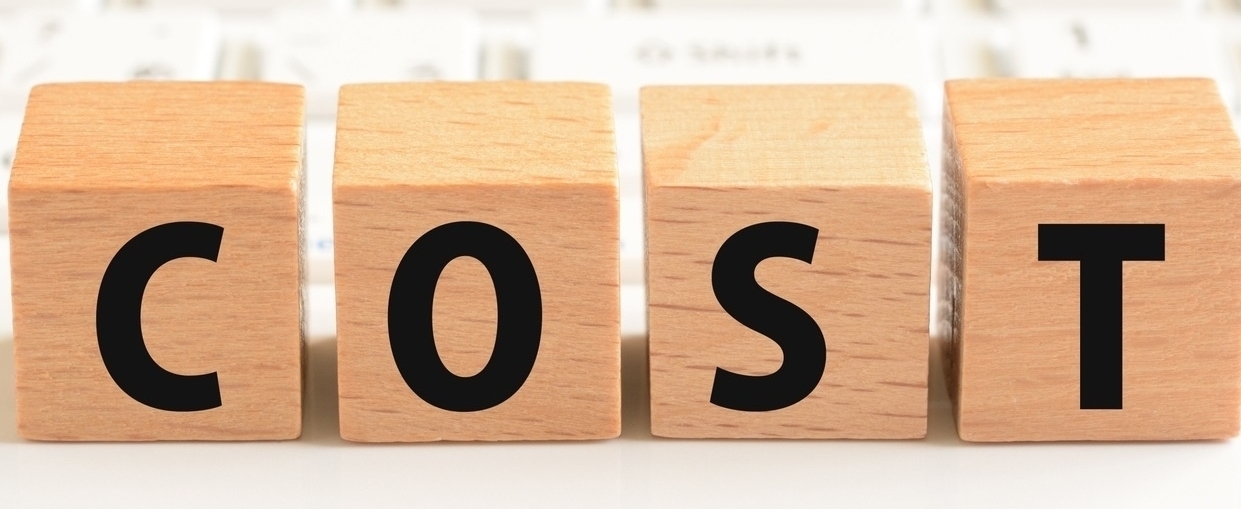 COSTと書かれた木のブロック