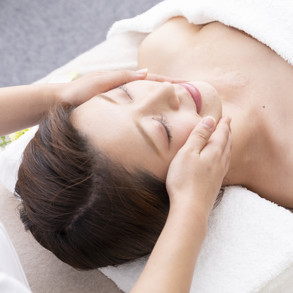 フェイシャルエステを受ける人