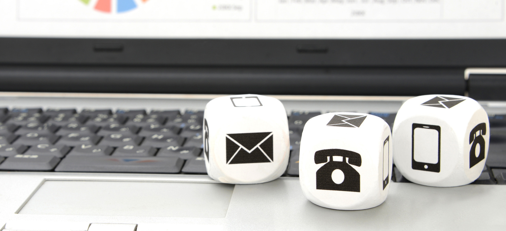 パソコンとメールのアイコンが書かれたブロック